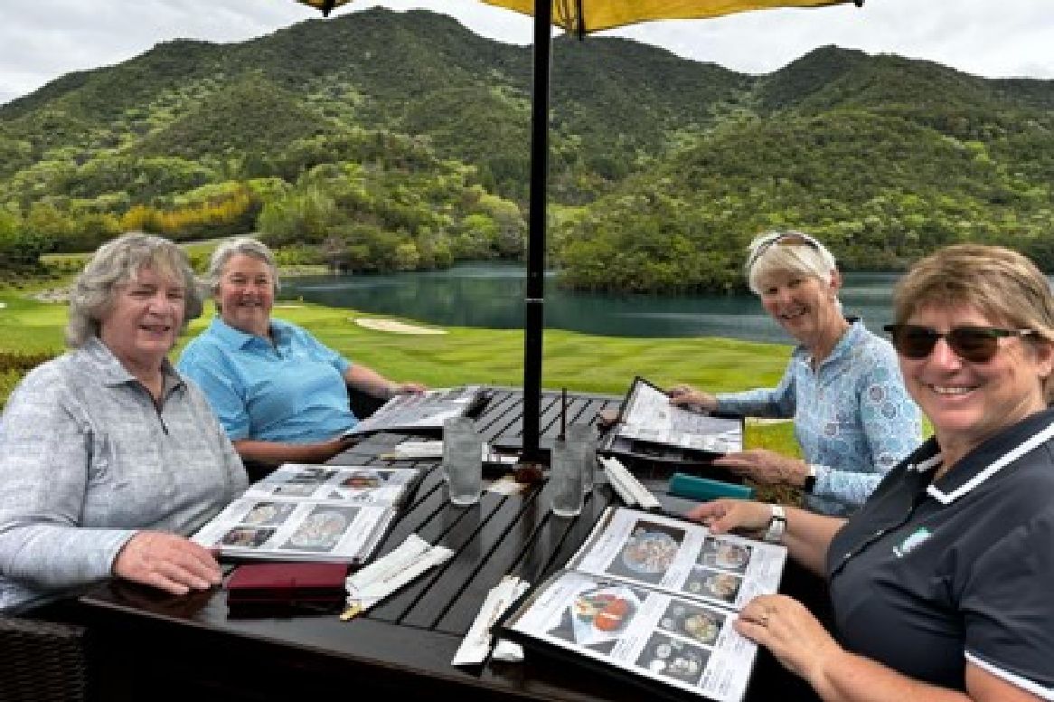 ゴルフ場で昼食 4人