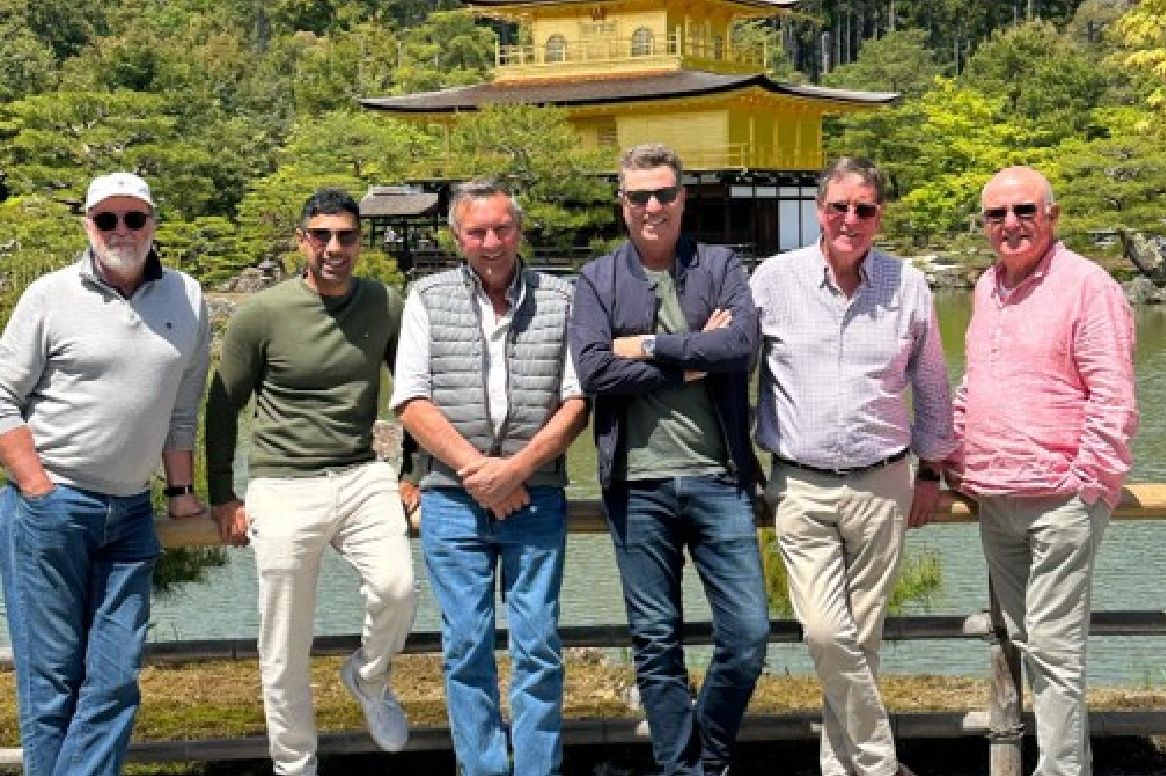 金閣寺を背景に撮影 6人